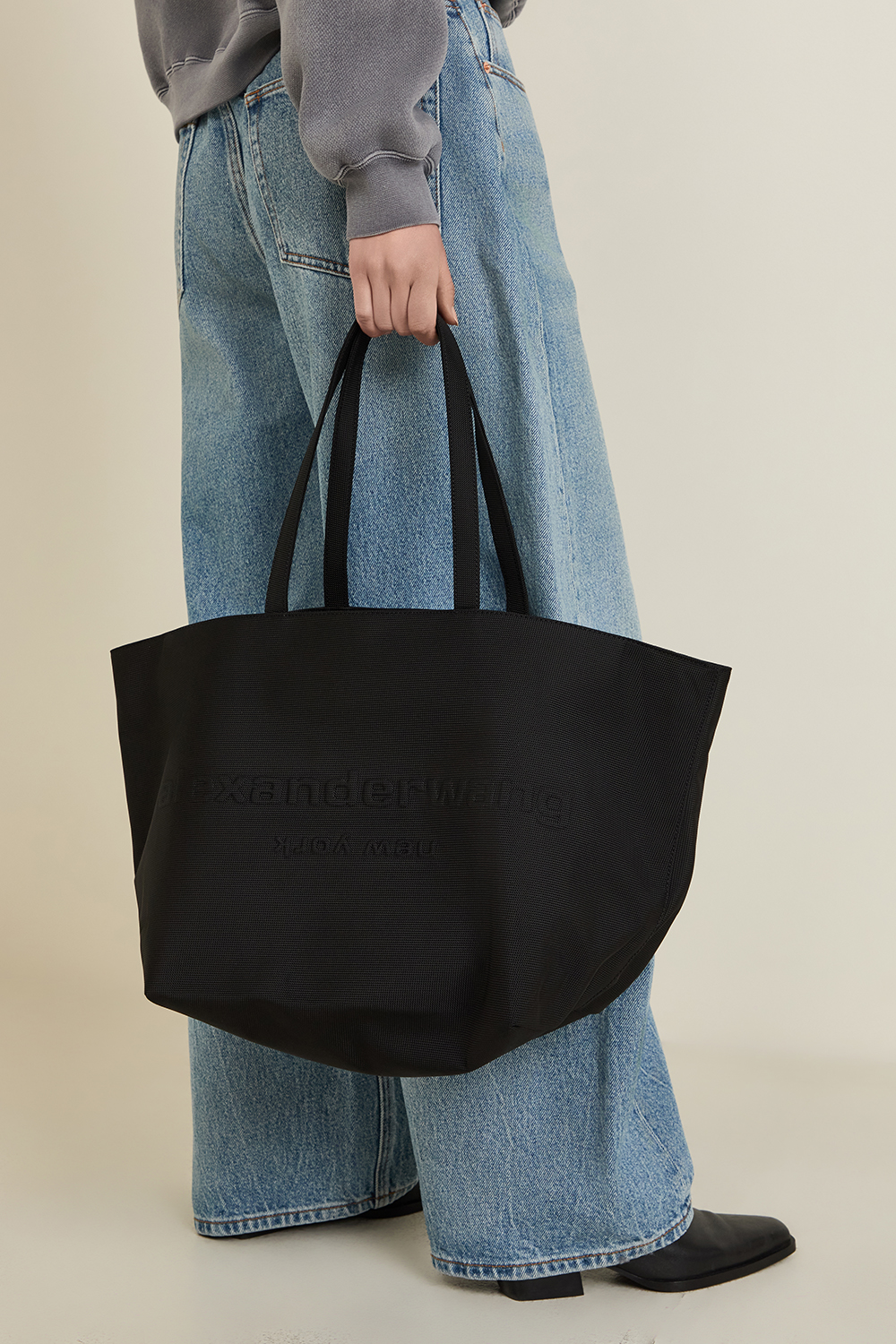 תמונת כל הלוק של תיק נשיאה ALEXANDER WANG